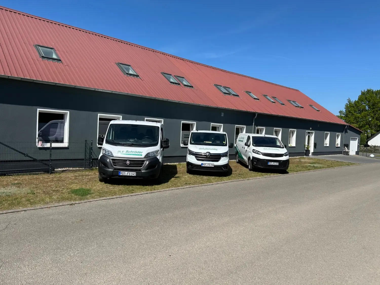 DLS Schröder - Firmenwagen vor dem Lagerhaus