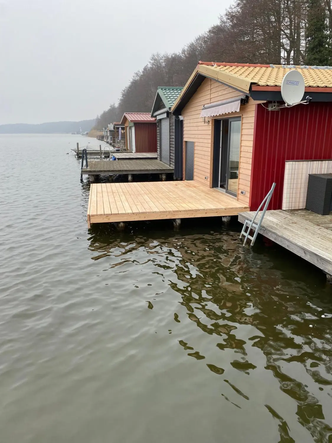 DLS Schröder - Auf dem Wasser schwimmende Holzhäuser in der Nähe des Seeufers