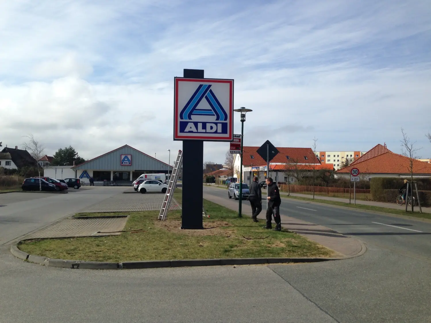 DLS Schröder - ALDI-Tafel auf einem Mast installiert